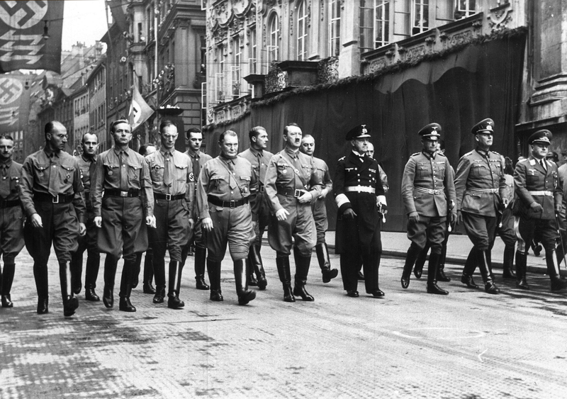 Hitler (centro) por las calles de Munich (1938). AP